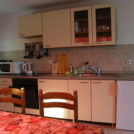 Aida アパート トロギール